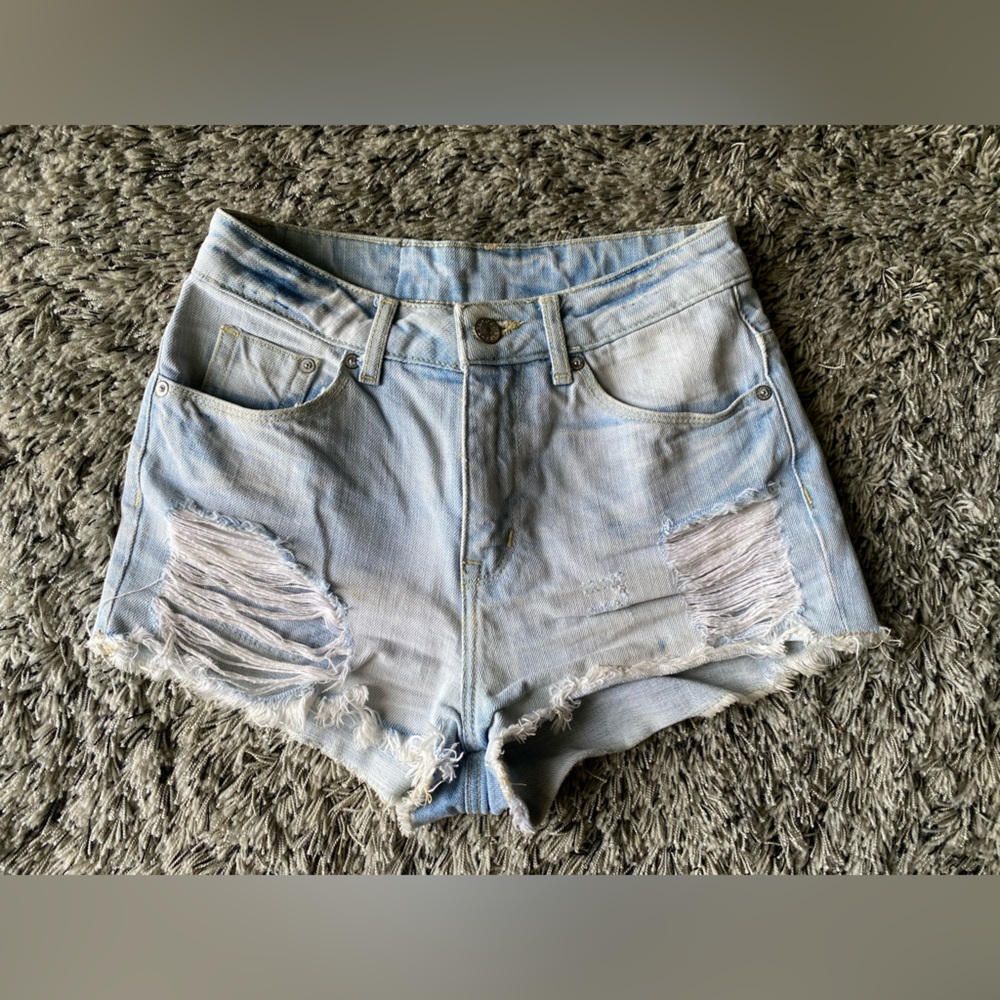 H&M Divided Woman Vintage High Waisted Blue Wash Ripped Jean Shorts